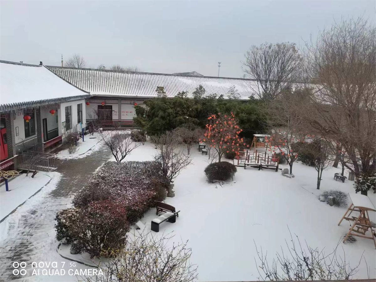 邹城市寸草春晖老年公寓院内庭院活动空间