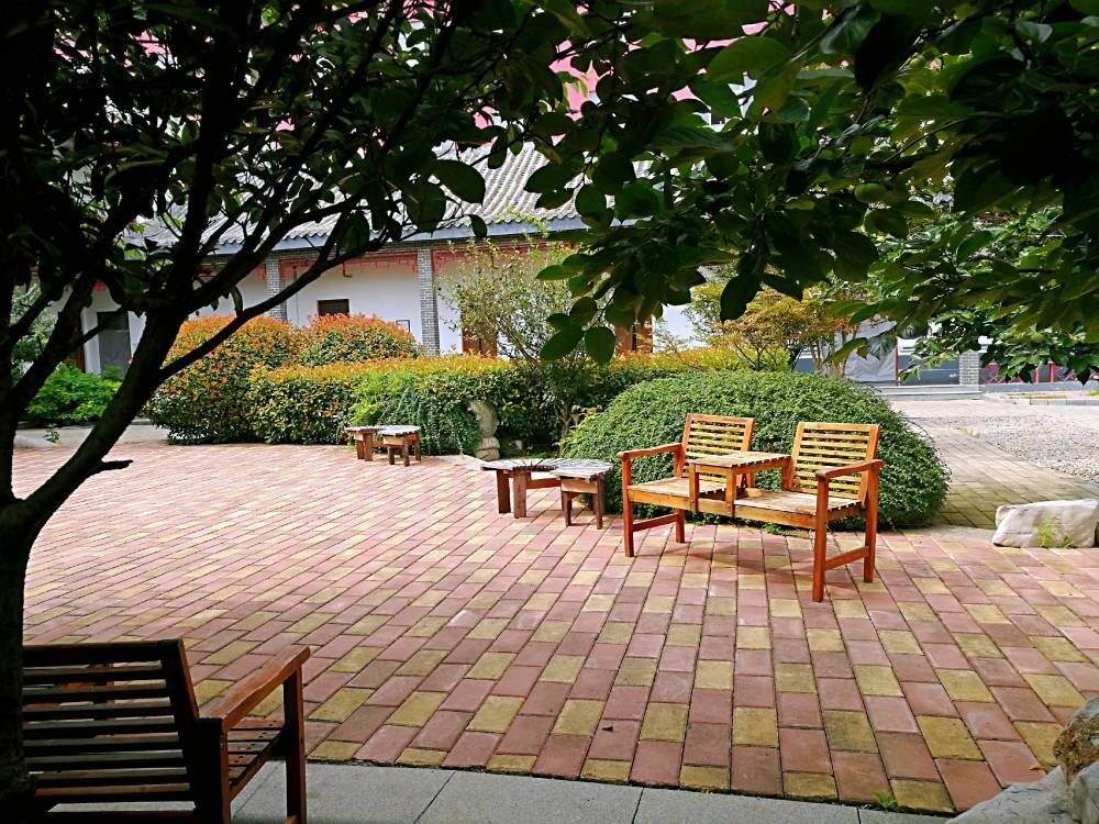 邹城市寸草春晖老年公寓户外休憩区